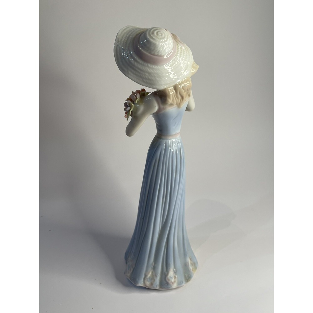 VINTAGE HOUSE OF LLOYD PORCELAIN LADY FIGURINE GATHERING FLOWERS 1998 - Picture 4 of 7